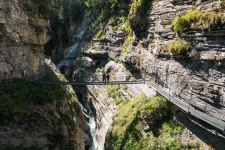 Unterwegs auf dem Thermalquellen-Weg in Leukerbad ©Switzerland Tourism/ Jean-Christophe Dupasquier