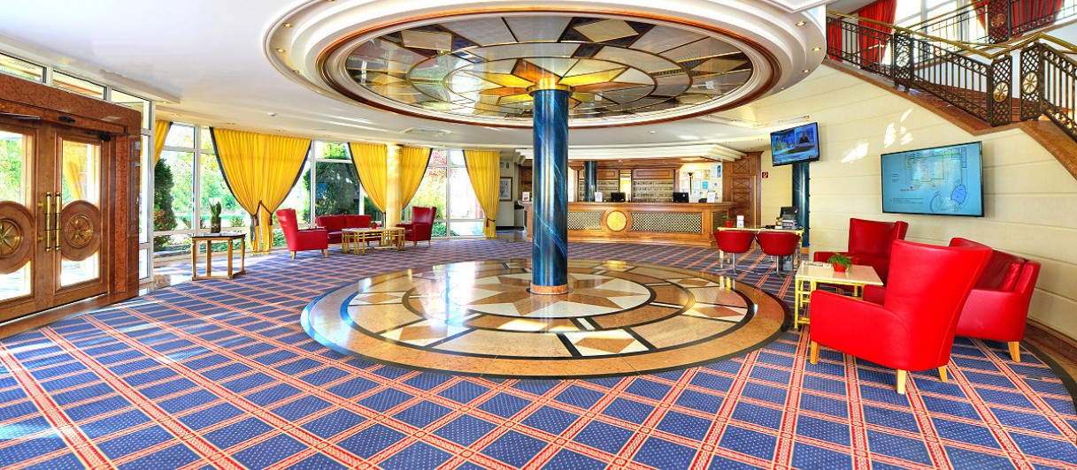 The Monarch Hotel**** superior